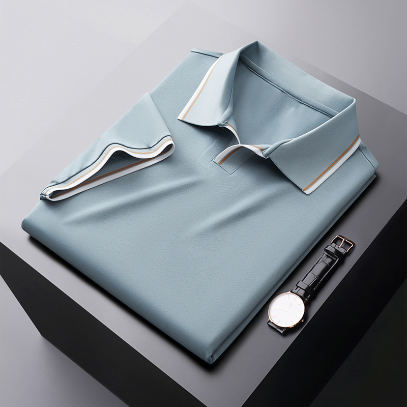 Luxuriöses Poloshirt für Herren mit atmungsaktivem Material und elegantem Design für den Sommer.