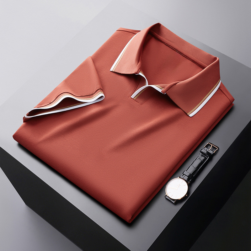 Luxuriöses Poloshirt für Herren mit atmungsaktivem Material und elegantem Design für den Sommer.