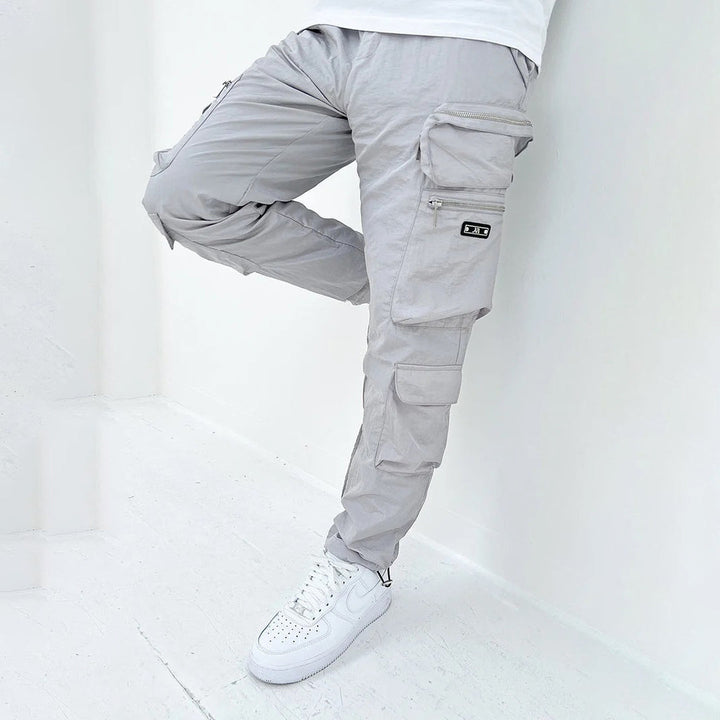 Mehrtaschen-Cargohose für Männer mit leichtem Stoff und praktischen Taschen für Outdoor & Alltag.