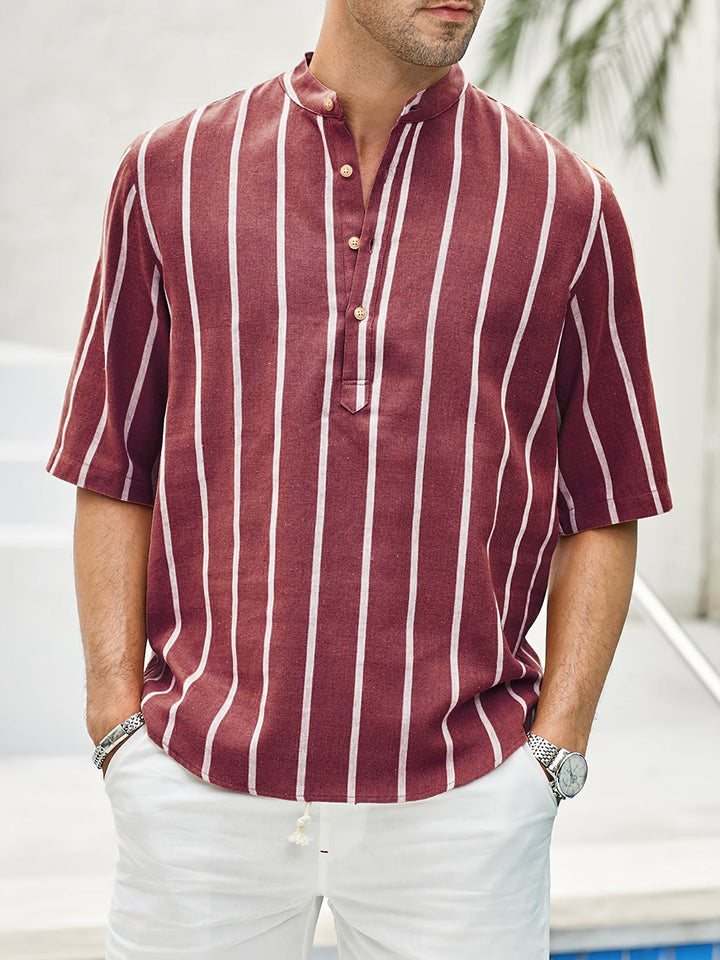 Leichtes, minimalistisches Sommerhemd für Herren mit stilvollem Schnitt.