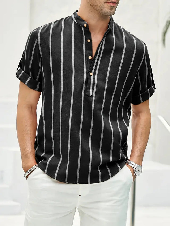 Leichtes, minimalistisches Sommerhemd für Herren mit stilvollem Schnitt.