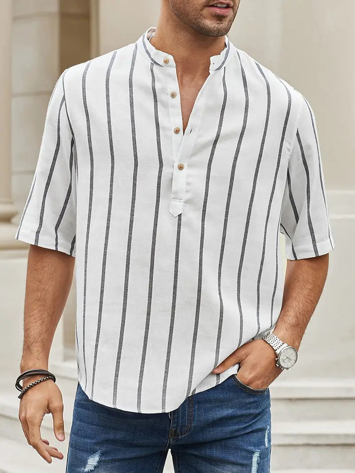 Leichtes, minimalistisches Sommerhemd für Herren mit stilvollem Schnitt.