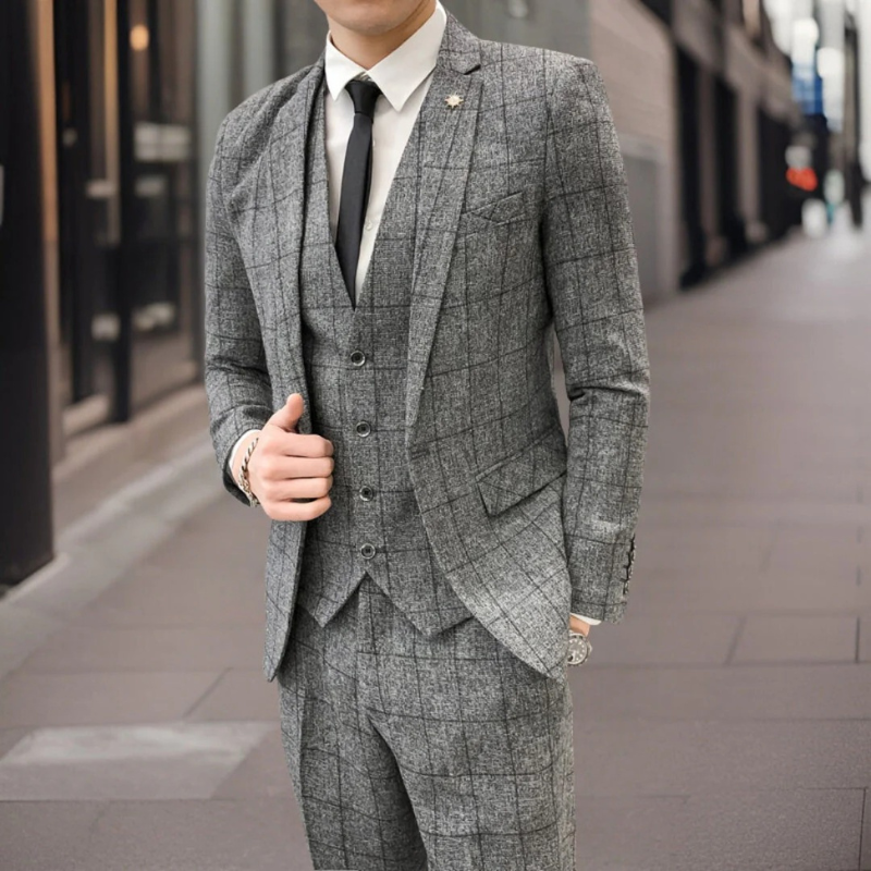 Moderner dreiteiliger karierter Herren-Hochzeitsanzug mit schmal geschnittenem Blazer, Weste und Hose, perfekt für formelle Anlässe.
