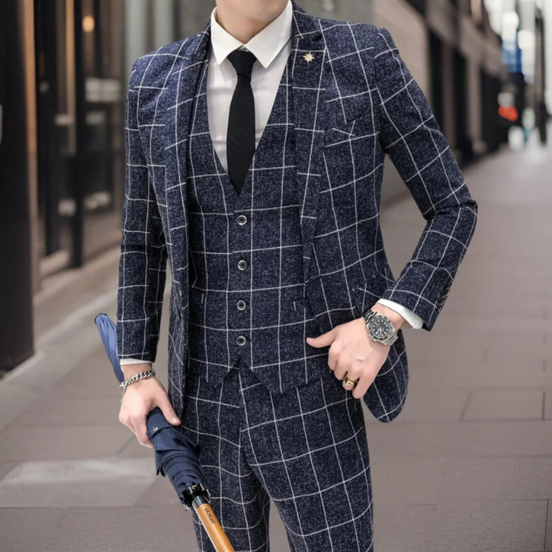 Moderner dreiteiliger karierter Herren-Hochzeitsanzug mit schmal geschnittenem Blazer, Weste und Hose, perfekt für formelle Anlässe.