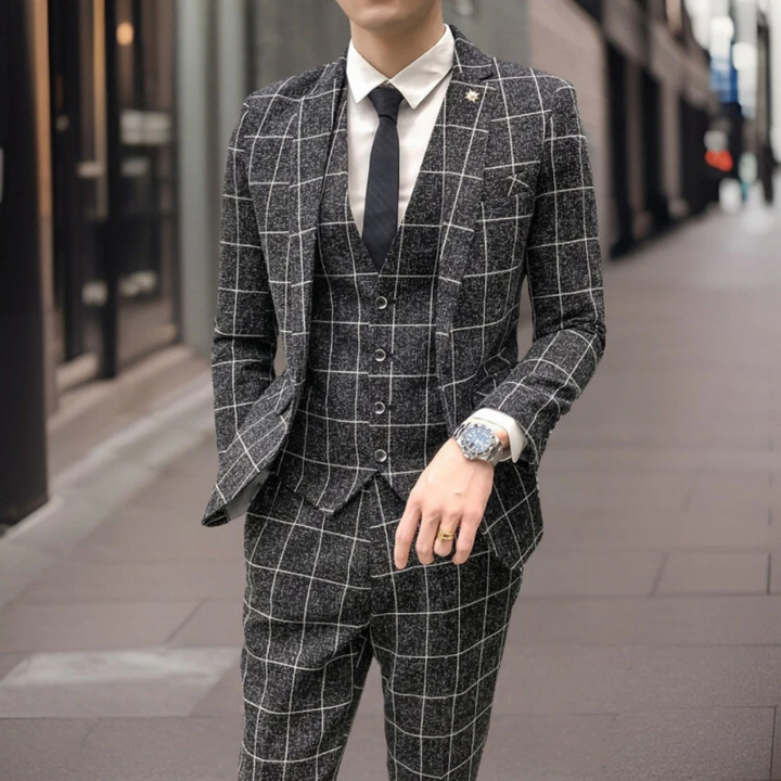 Moderner dreiteiliger karierter Herren-Hochzeitsanzug mit schmal geschnittenem Blazer, Weste und Hose, perfekt für formelle Anlässe.