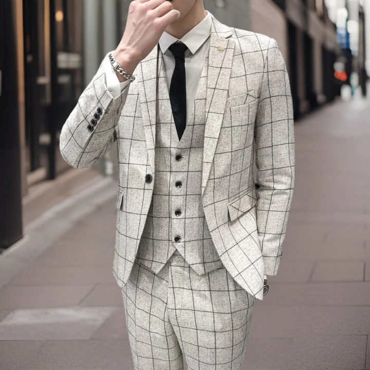 Moderner dreiteiliger karierter Herren-Hochzeitsanzug mit schmal geschnittenem Blazer, Weste und Hose, perfekt für formelle Anlässe.