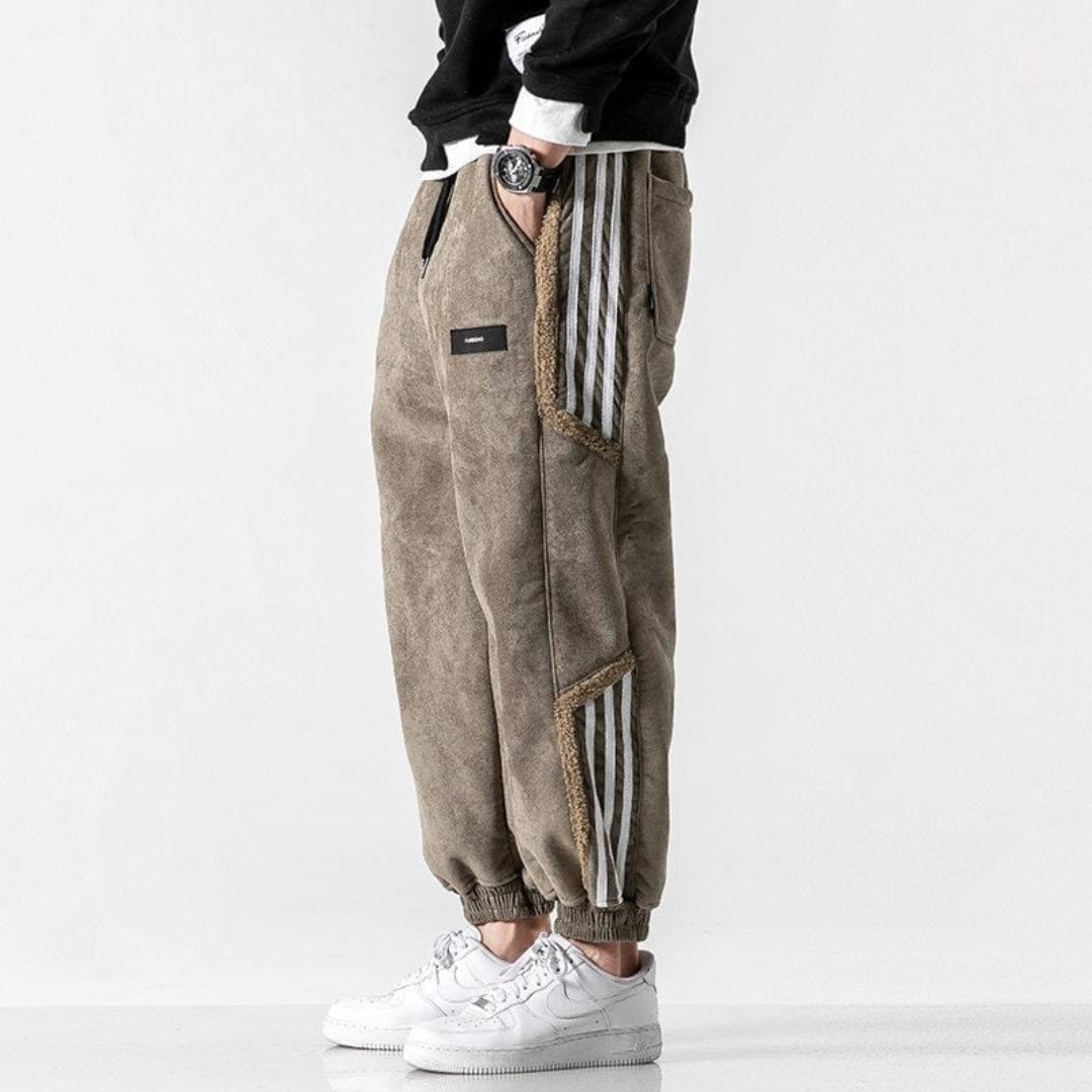 Moderne Herrenhosen mit weitem Bein – stilvoll, luftig & bequem.