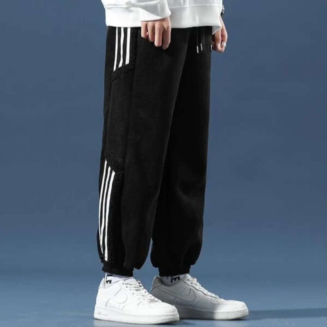 Moderne Herrenhosen mit weitem Bein – stilvoll, luftig & bequem.