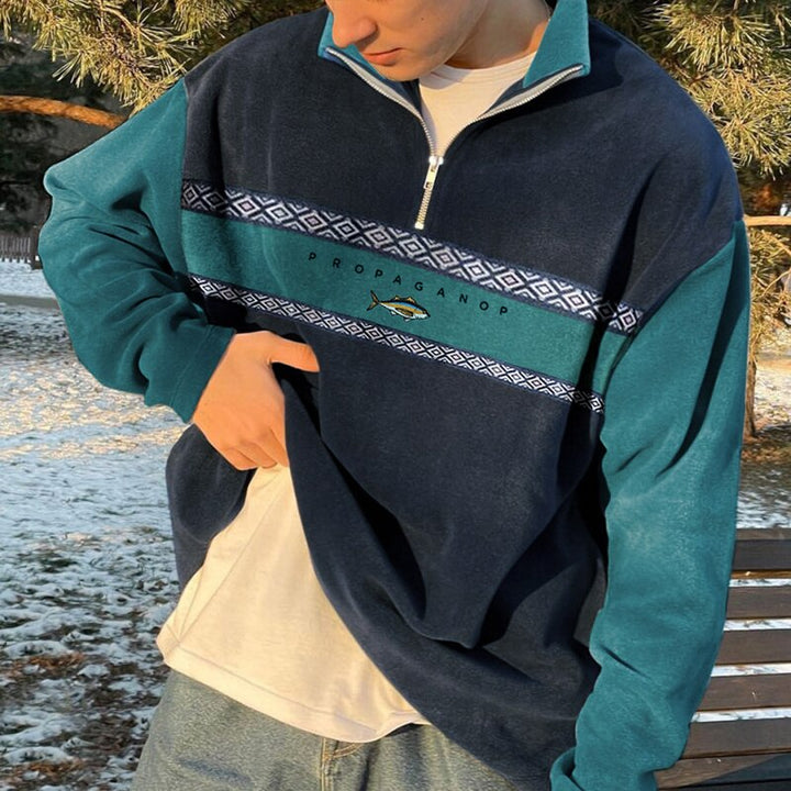 Moderner Pullover mit halbem Reißverschluss für Männer, warm und vielseitig für kalte Tage.