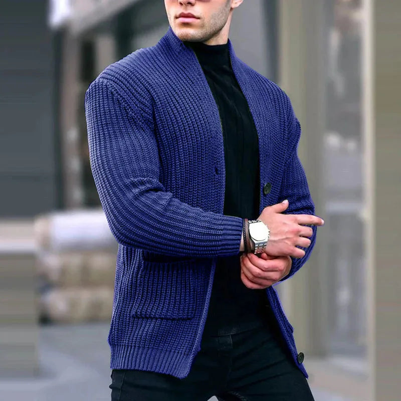 Modische Strickjacke für Herren, ideal für elegante und entspannte Outfits an kühlen Tagen.