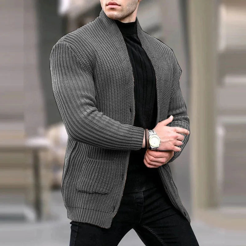 Modische Strickjacke für Herren, ideal für elegante und entspannte Outfits an kühlen Tagen.