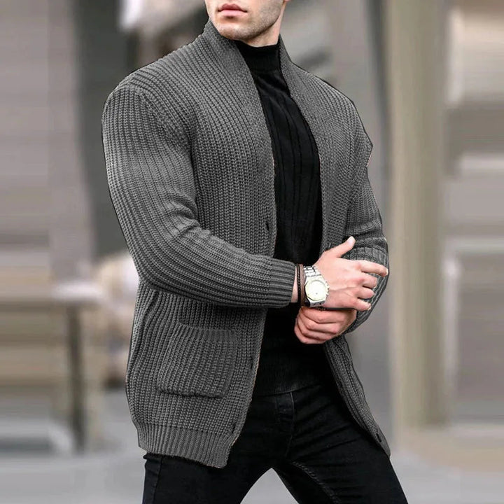 Modische Strickjacke für Herren, ideal für elegante und entspannte Outfits an kühlen Tagen.