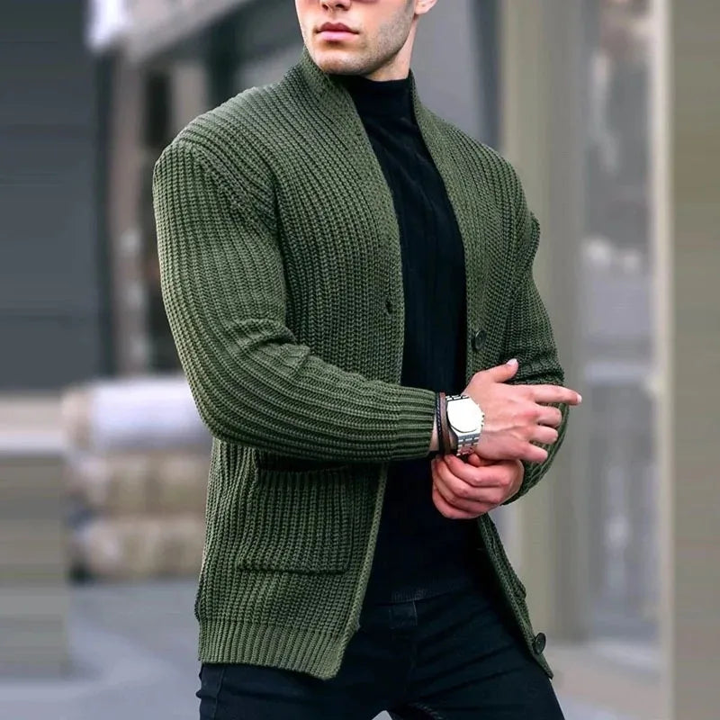 Modische Strickjacke für Herren, ideal für elegante und entspannte Outfits an kühlen Tagen.