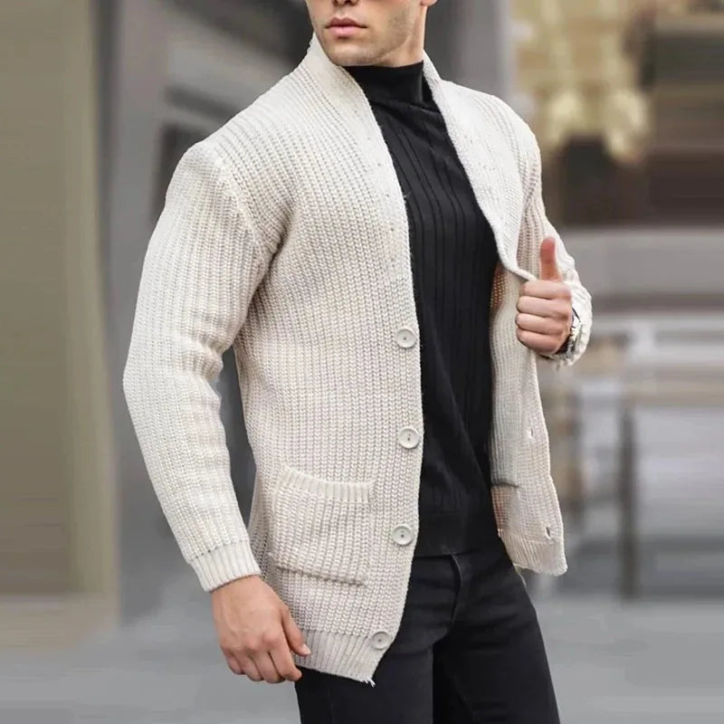 Modische Strickjacke für Herren, ideal für elegante und entspannte Outfits an kühlen Tagen.