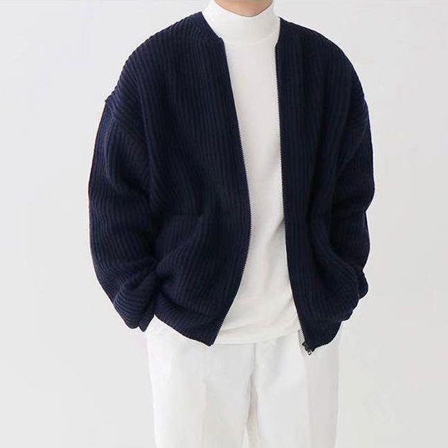 Modische Strickjacke für Männer in zeitlosem Design, perfekt für vielseitige Looks.