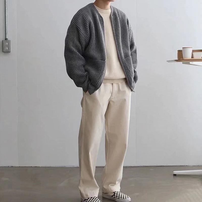 Modische Strickjacke für Männer in zeitlosem Design, perfekt für vielseitige Looks.