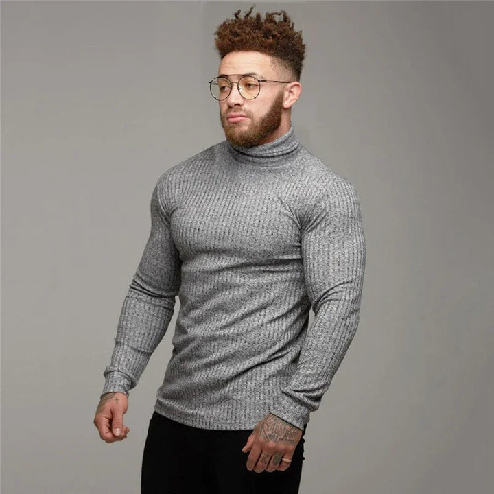 Ein Mann trägt einen modischen Pullover in Muskelausführung