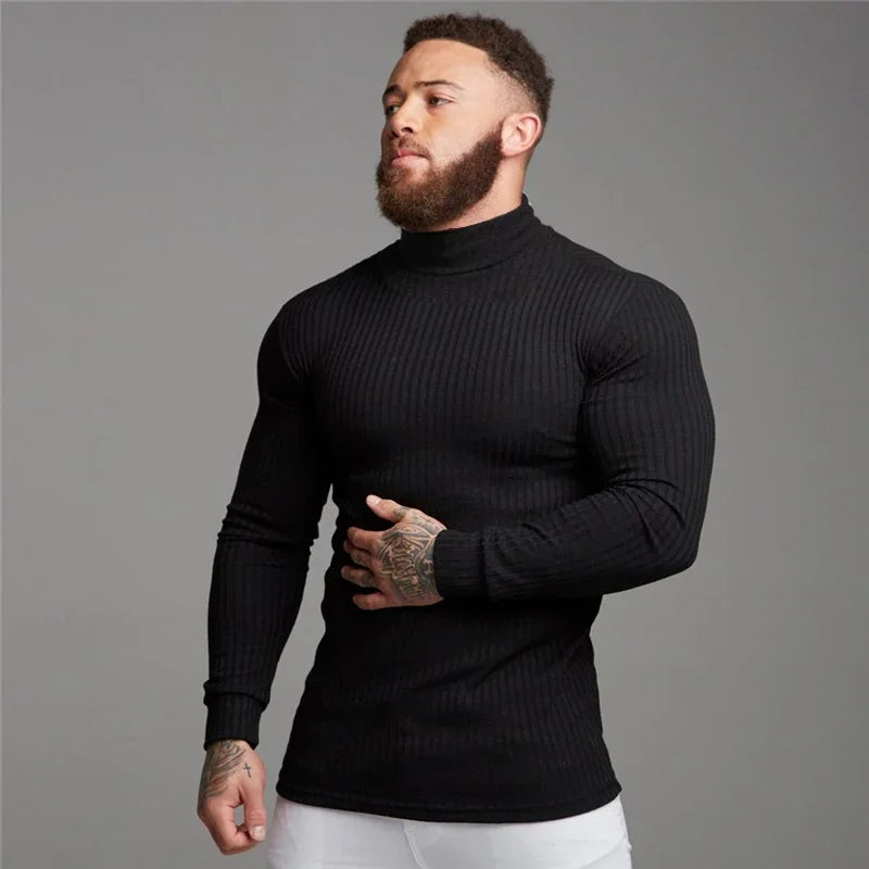 Ein Mann trägt einen modischen Pullover in Muskelausführung