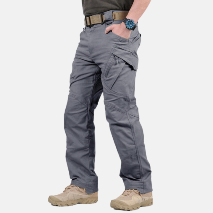Multifunktionale Outdoor-Hose für Männer mit robustem Design, ideal für Abenteuer und Freizeit.