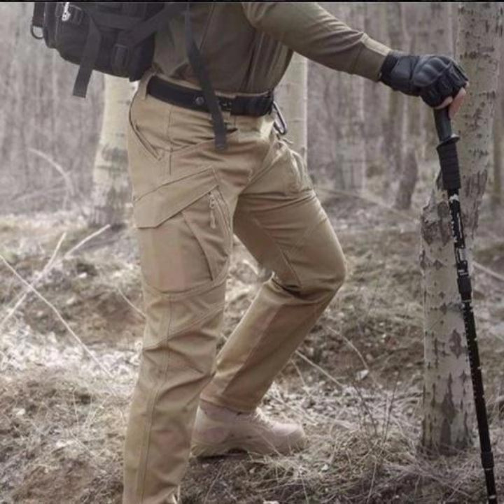 Multifunktionale Outdoor-Hose für Männer mit robustem Design, ideal für Abenteuer und Freizeit.