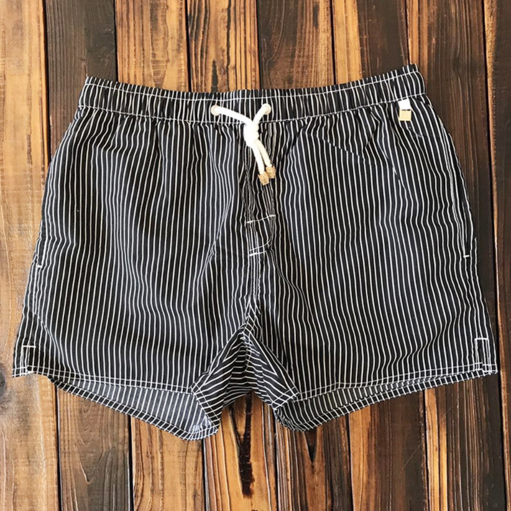 Premium Badeshorts für den Sommer mit schnelltrocknendem Material und bequemem Schnitt.