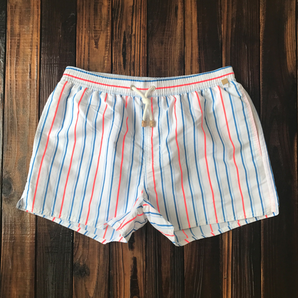 Premium Badeshorts für den Sommer mit schnelltrocknendem Material und bequemem Schnitt.