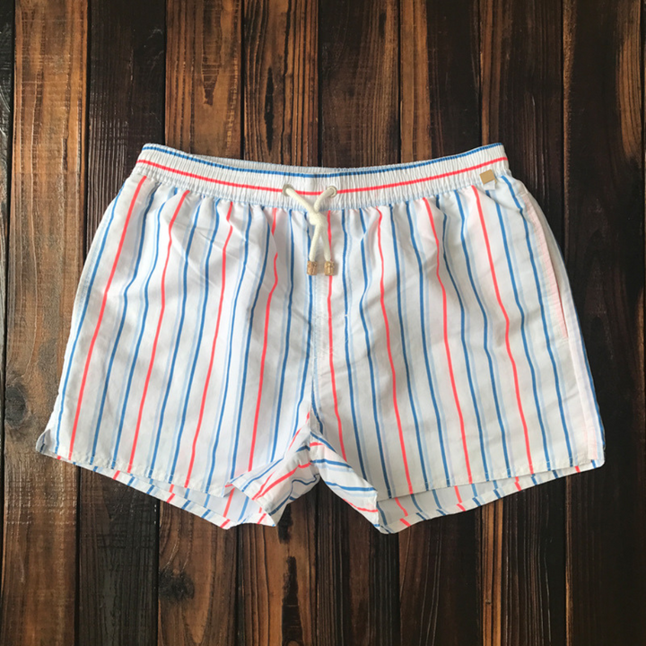 Premium Badeshorts für den Sommer mit schnelltrocknendem Material und bequemem Schnitt.