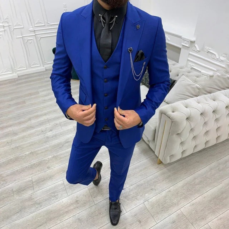 Ein Mann trägt einen dreiteiligen Premium-Anzug mit Blazer, Weste und Hose bei einer formellen Hochzeit.
