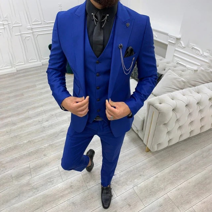 Ein Mann trägt einen dreiteiligen Premium-Anzug mit Blazer, Weste und Hose bei einer formellen Hochzeit.