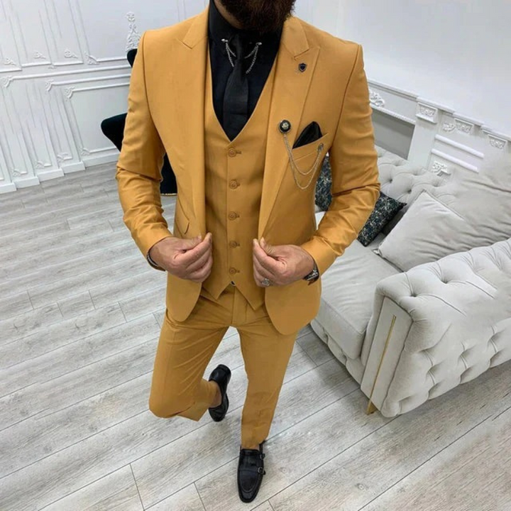 Ein Mann trägt einen dreiteiligen Premium-Anzug mit Blazer, Weste und Hose bei einer formellen Hochzeit.