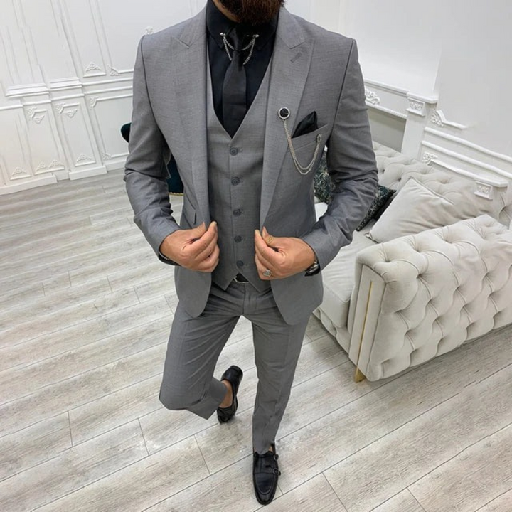 Ein Mann trägt einen dreiteiligen Premium-Anzug mit Blazer, Weste und Hose bei einer formellen Hochzeit.