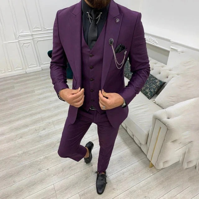 Ein Mann trägt einen dreiteiligen Premium-Anzug mit Blazer, Weste und Hose bei einer formellen Hochzeit.