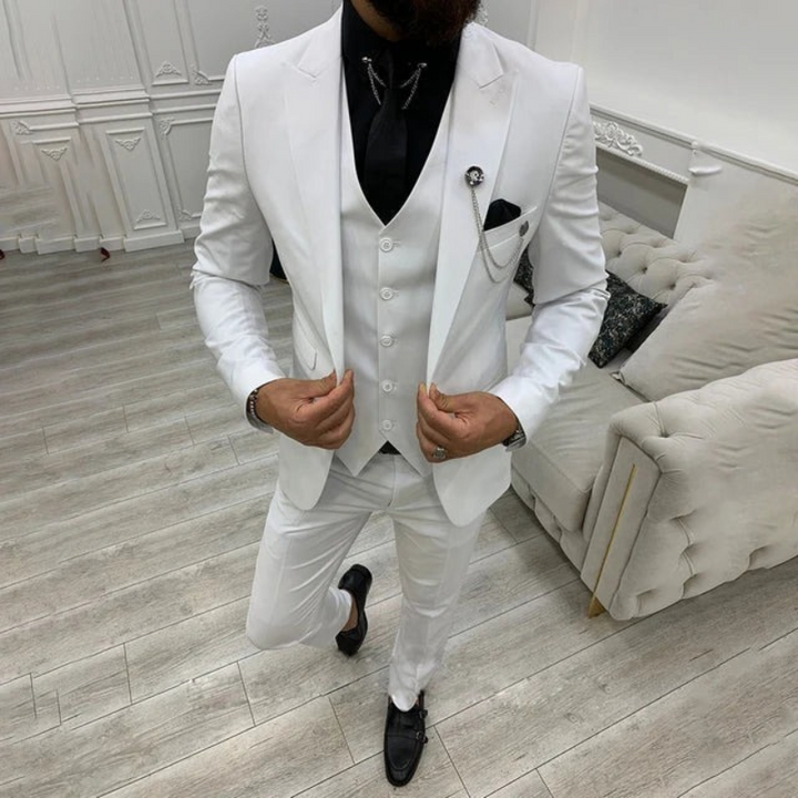 Ein Mann trägt einen dreiteiligen Premium-Anzug mit Blazer, Weste und Hose bei einer formellen Hochzeit.