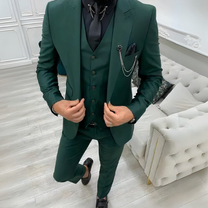 Ein Mann trägt einen dreiteiligen Premium-Anzug mit Blazer, Weste und Hose bei einer formellen Hochzeit.