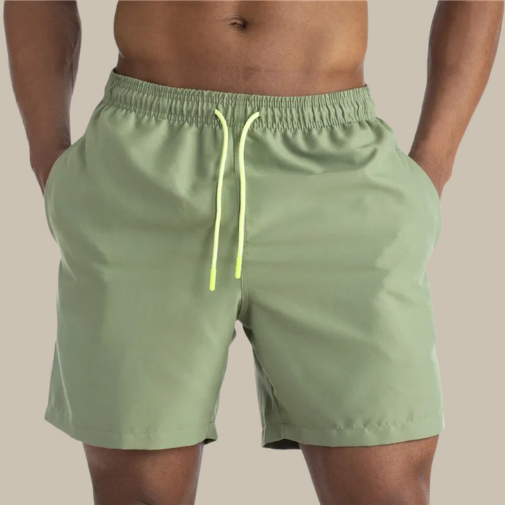 Schnell trocknende Herren-Badeshorts, sportlich und bequem für Strand und Pool.
