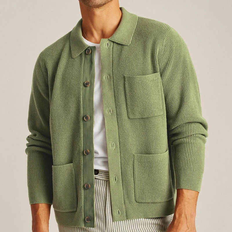 Hochwertige Herren-Strickjacke, kombiniert elegantes Design mit angenehmem Tragekomfort.