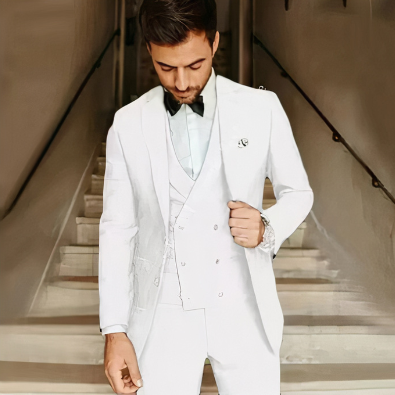 Ein Mann trägt einen klassischen dreiteiligen Anzug mit Blazer, Weste und Hose in einer formellen Umgebung.