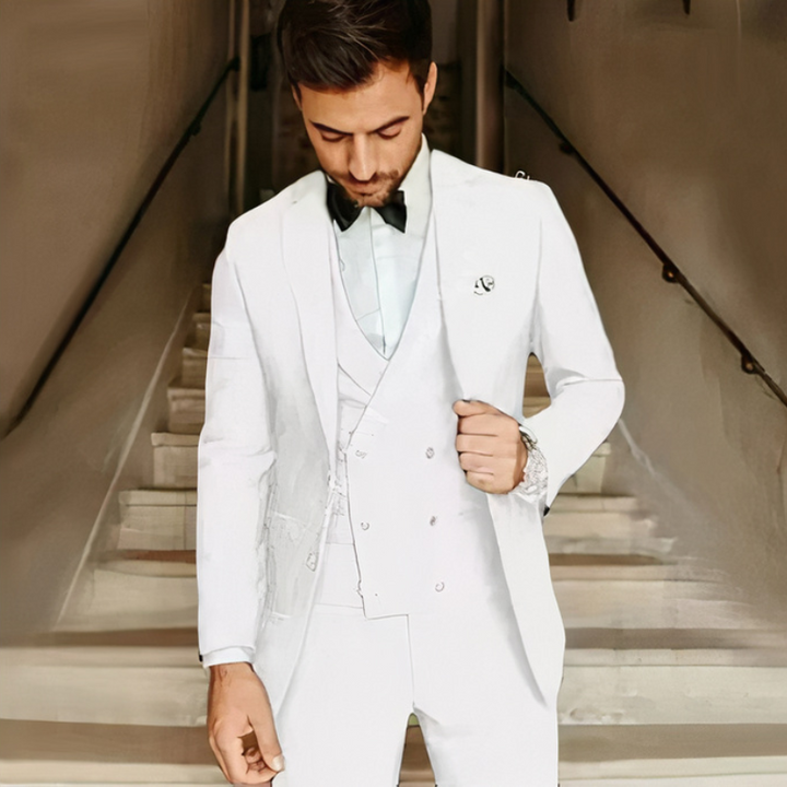 Ein Mann trägt einen klassischen dreiteiligen Anzug mit Blazer, Weste und Hose in einer formellen Umgebung.