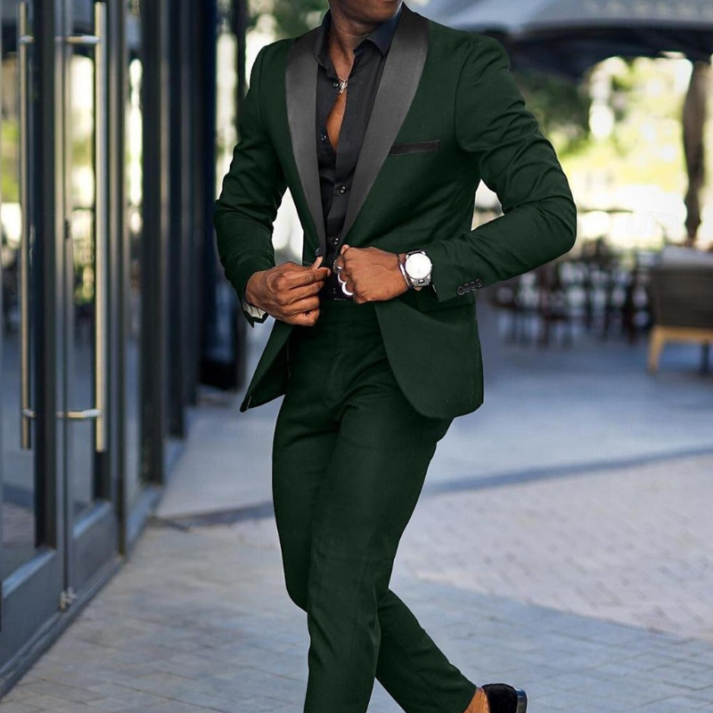 Mann in modernem Slim-Fit-Hochzeitsanzug vor eleganter Kulisse