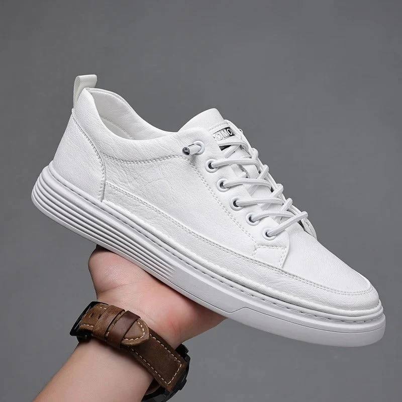 Stylische Herren-Sneakers mit rutschfester Sohle und modernem Design für Freizeit und Alltag









