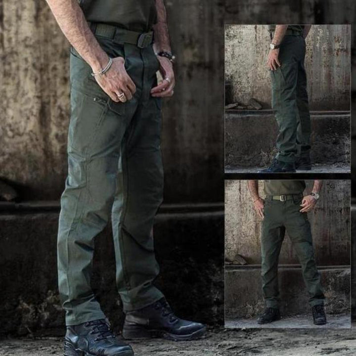 Ein Mann trägt eine taktische Cargohose
