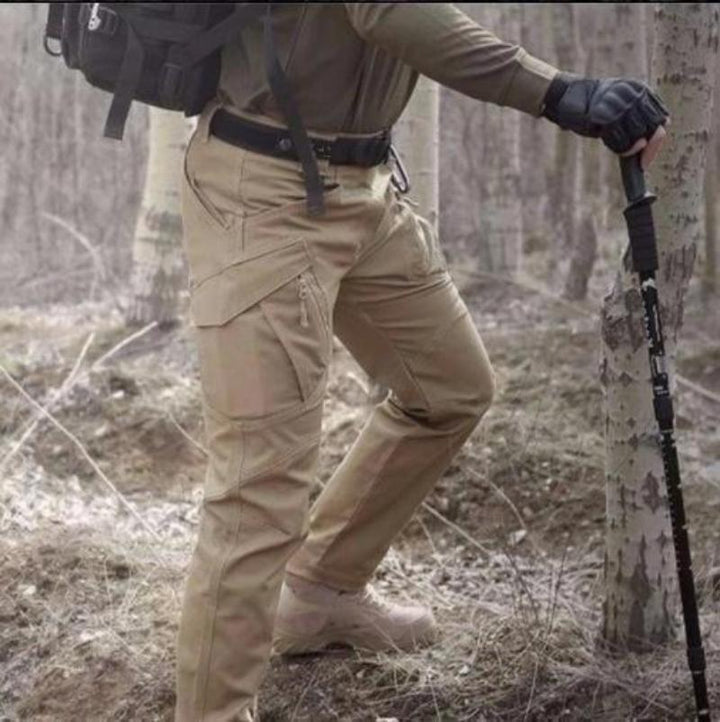 Ein Mann trägt eine taktische Cargohose