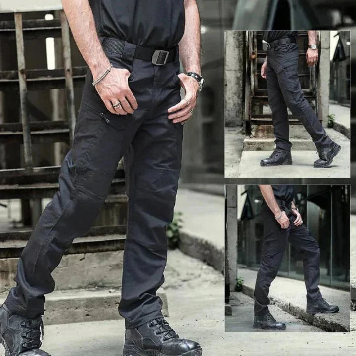 Ein Mann trägt eine taktische Cargohose