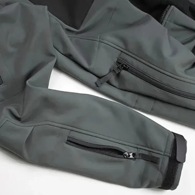 Taktische wasserdichte Jacke für Männer, ideal für Herbst- und Wintertage, schützt vor Regen und Wind.