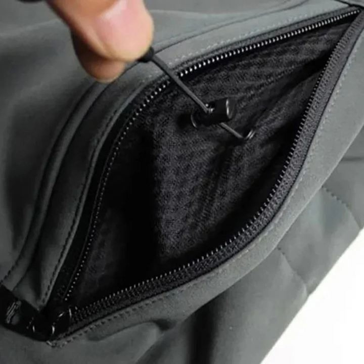 Taktische wasserdichte Jacke für Männer, ideal für Herbst- und Wintertage, schützt vor Regen und Wind.