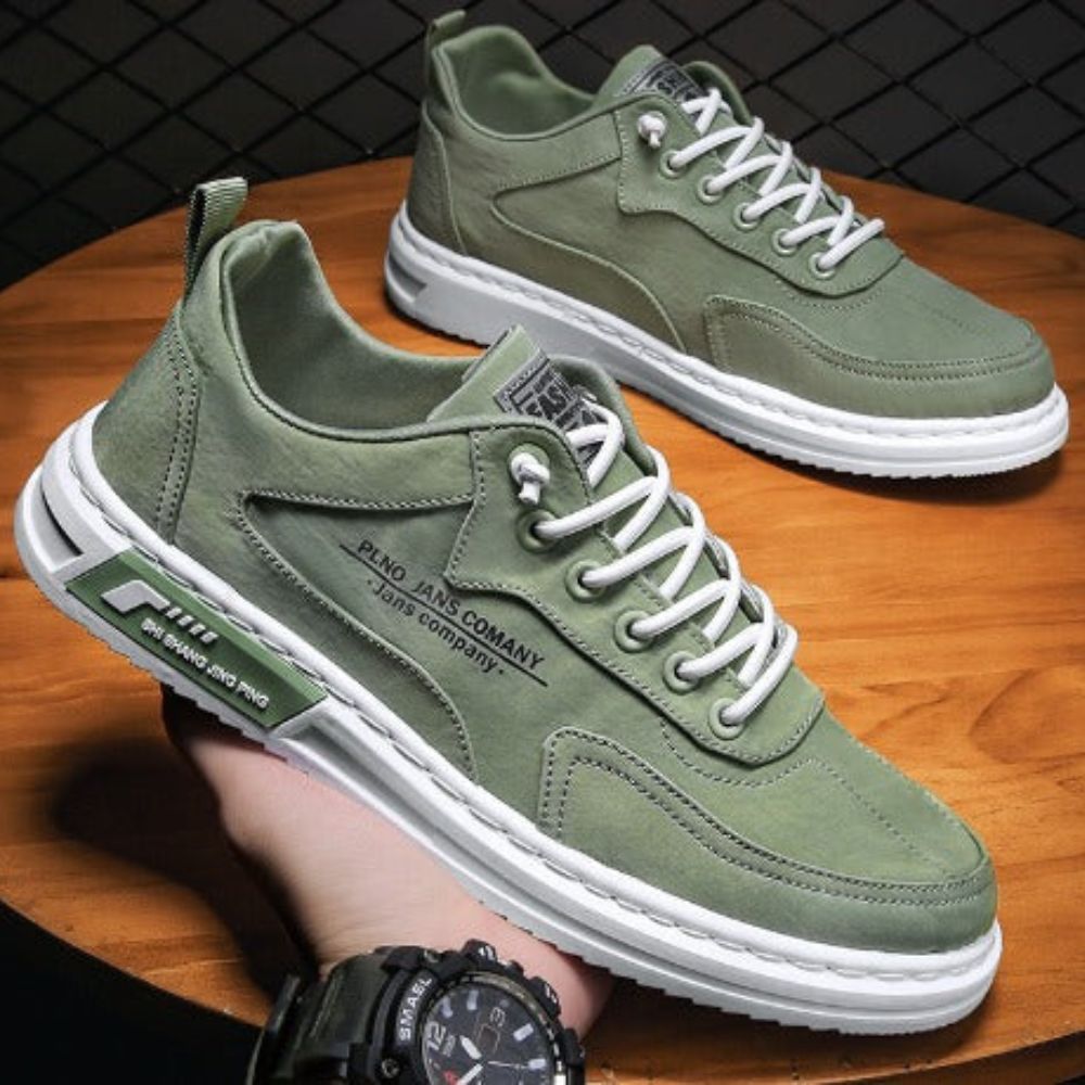 Trendige Herrenschuhe für Männer – ideal für stilvolle Auftritte an Herbst- und Wintertagen.