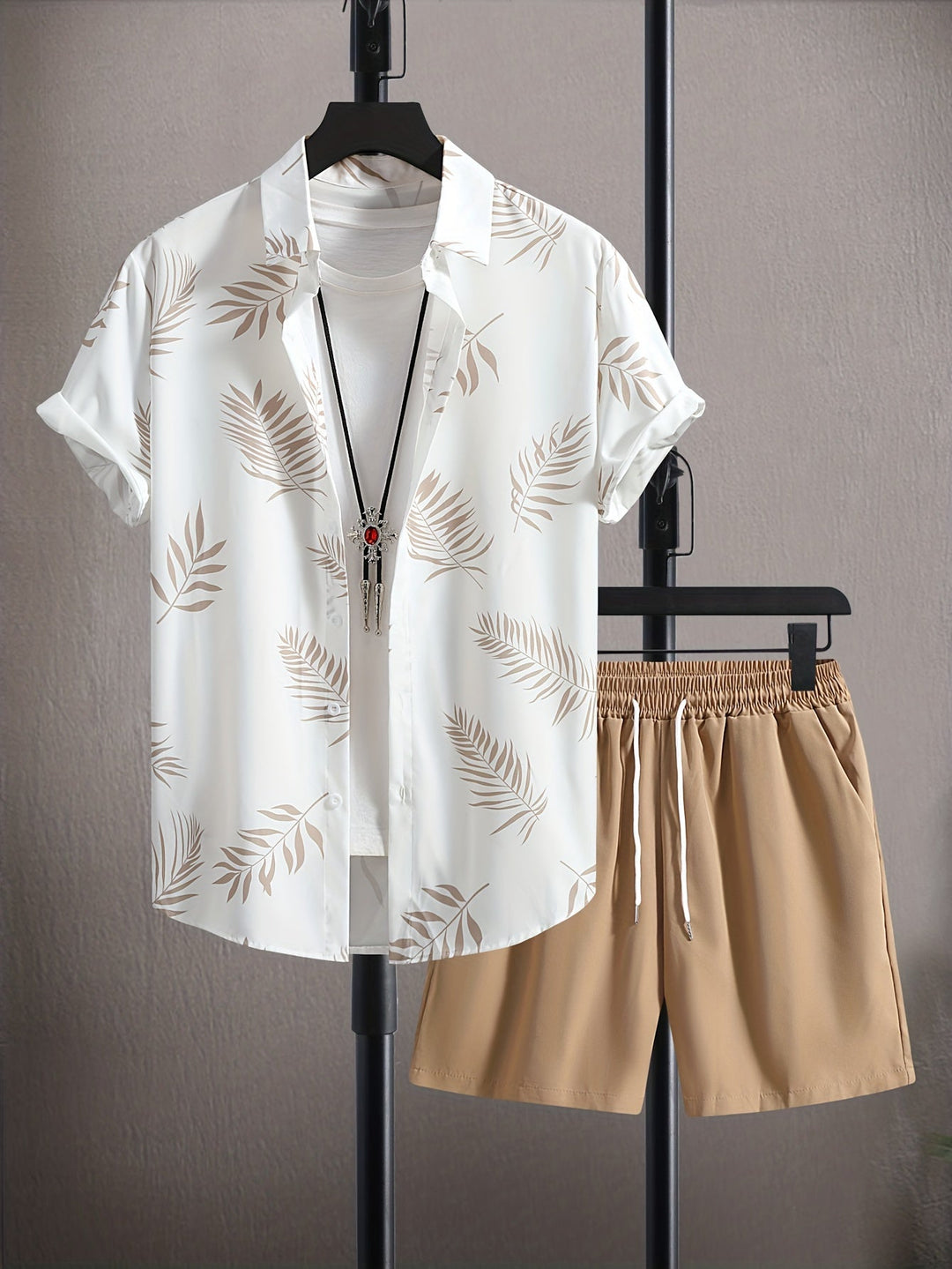 Tropisches Shirt und Shorts-Set für Männer, ideal für entspannte Strandtage im Sommer.