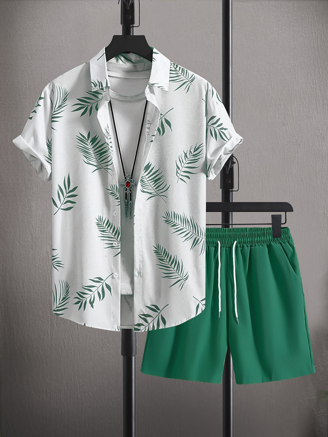 Tropisches Shirt und Shorts-Set für Männer, ideal für entspannte Strandtage im Sommer.