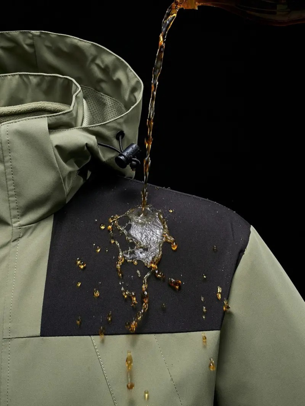 Wasserdichte warme 3-Lagen-Winterjacke, schützt vor Kälte und Nässe bei extremem Wetter.