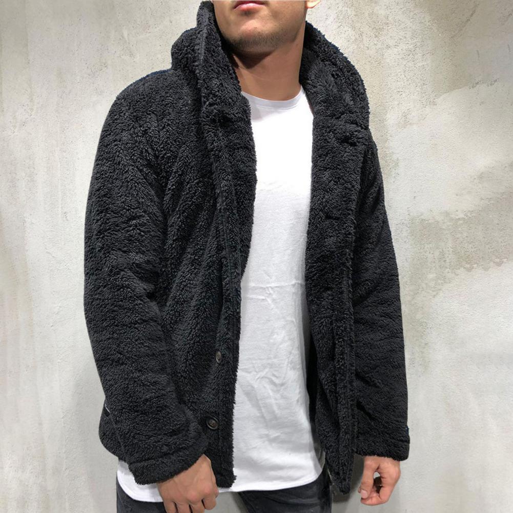 Kuscheliger Plüsch-Kapuzenpullover für Männer mit weichem Material für maximalen Komfort und Wärme.